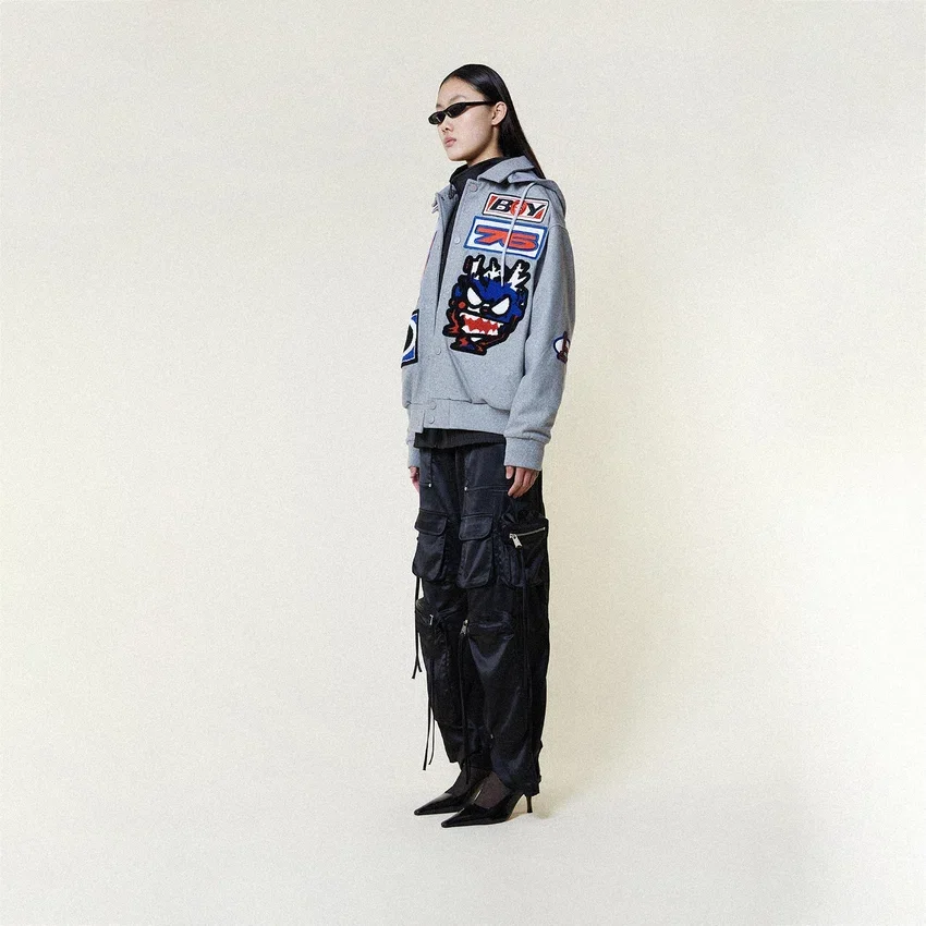 Giacca bomber “Moto Sticker” in stile varsity