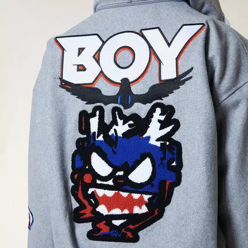 Giacca bomber “Moto Sticker” in stile varsity