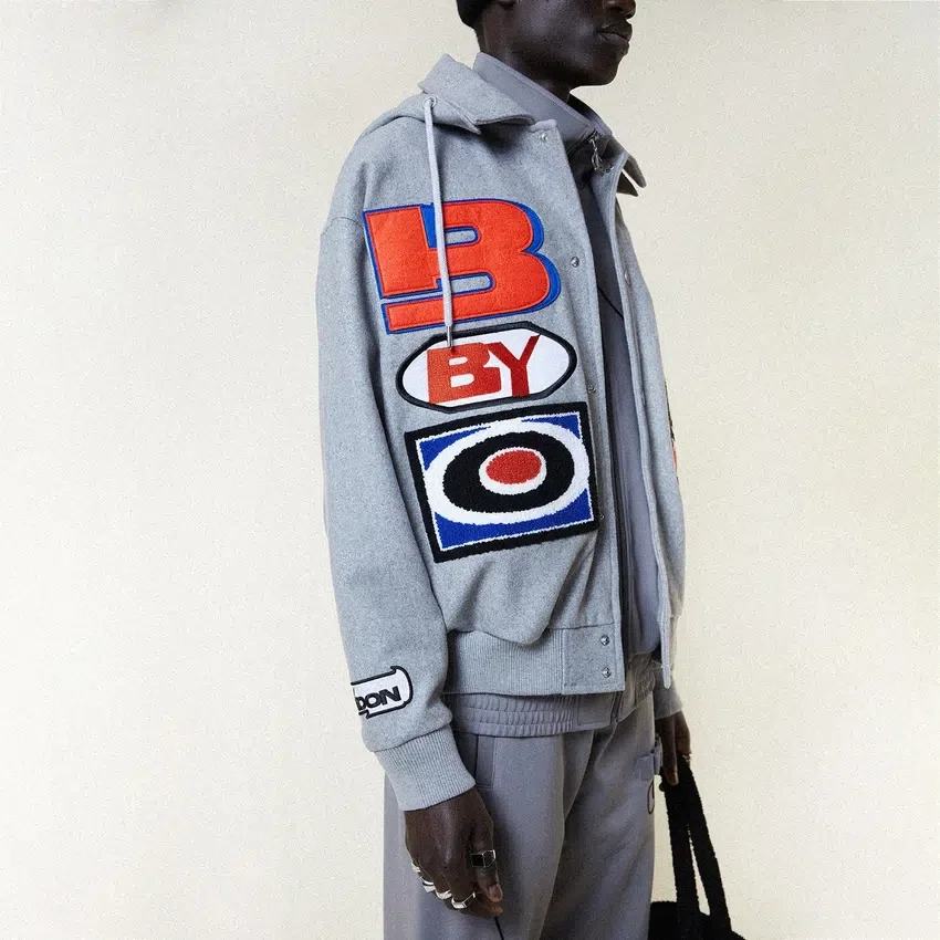 Giacca bomber “Moto Sticker” in stile varsity