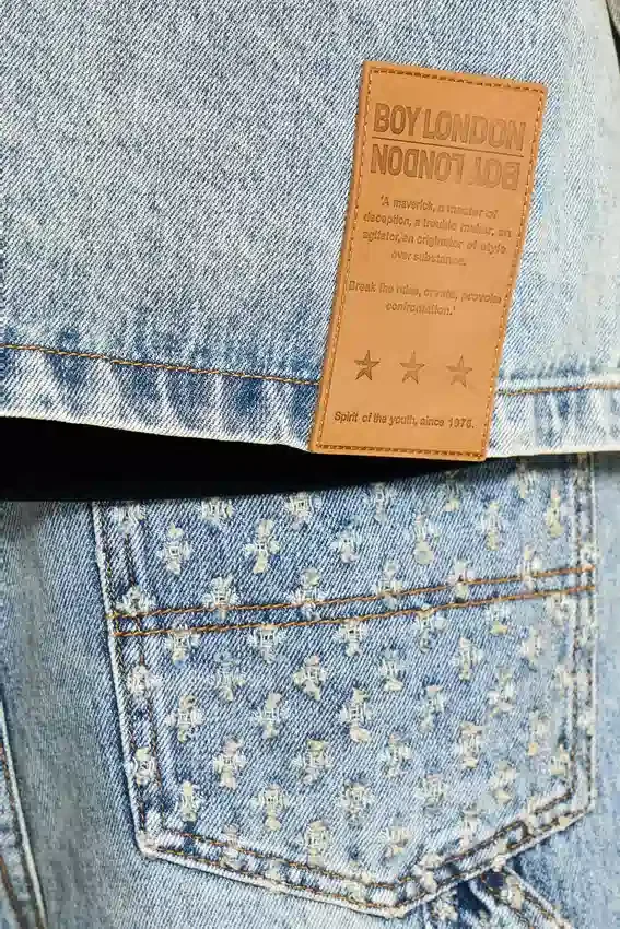 Giacca in denim con effetto consumato al laser