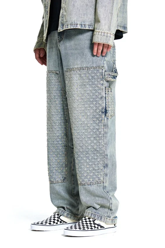 Pantaloni in denim con effetto consumato al laser