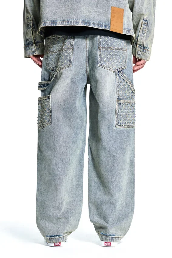 Pantaloni in denim con effetto consumato al laser