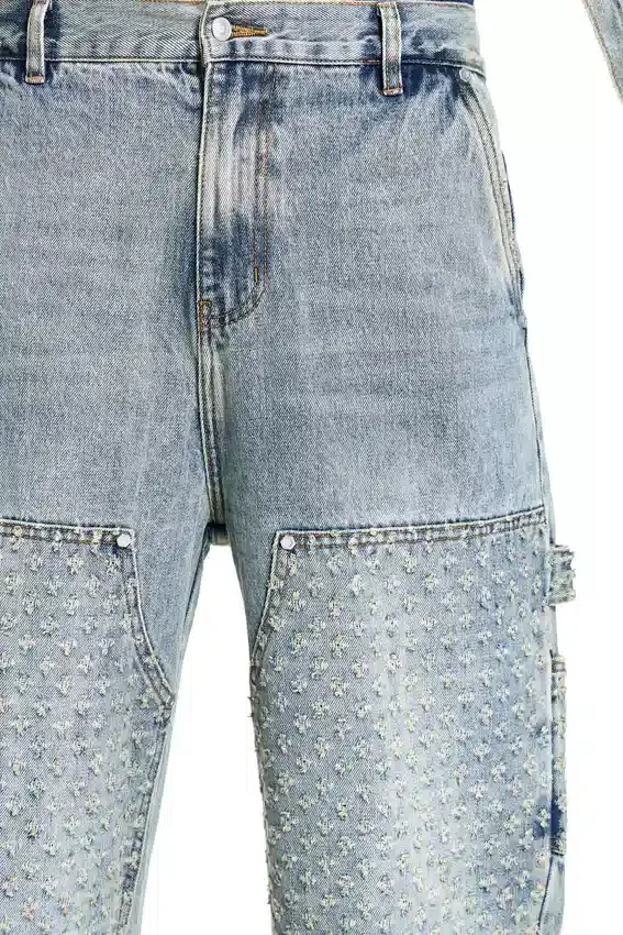 Pantaloni in denim con effetto consumato al laser